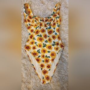 WEWOREWHAT Ruched Floral One-Piece Swimsuit